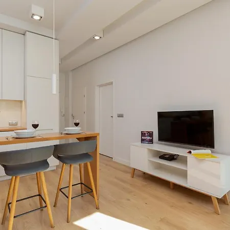 Pieskowa Skala With Parking By Renters